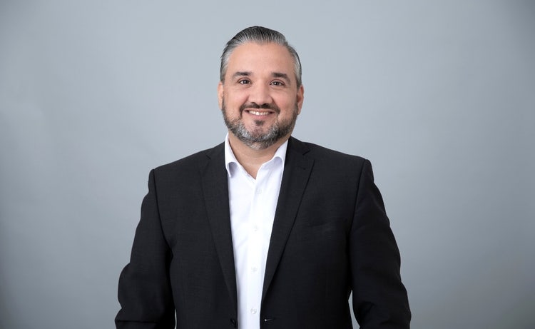 Ein Bild, das Menschliches Gesicht, Person, Kleidung, Formelle Kleidung enthält. KI-generierte Inhalte können fehlerhaft sein.