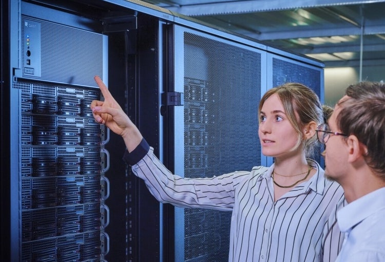 Ein Bild, das Kleidung, Person, Menschliches Gesicht, Mann enthält. KI-generierte Inhalte können fehlerhaft sein.