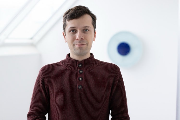 Ein Bild, das Menschliches Gesicht, Kleidung, Person, oben enthält. KI-generierte Inhalte können fehlerhaft sein.