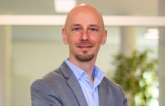 Ein Bild, das Menschliches Gesicht, Person, Kleidung, Mann enthält. KI-generierte Inhalte können fehlerhaft sein.