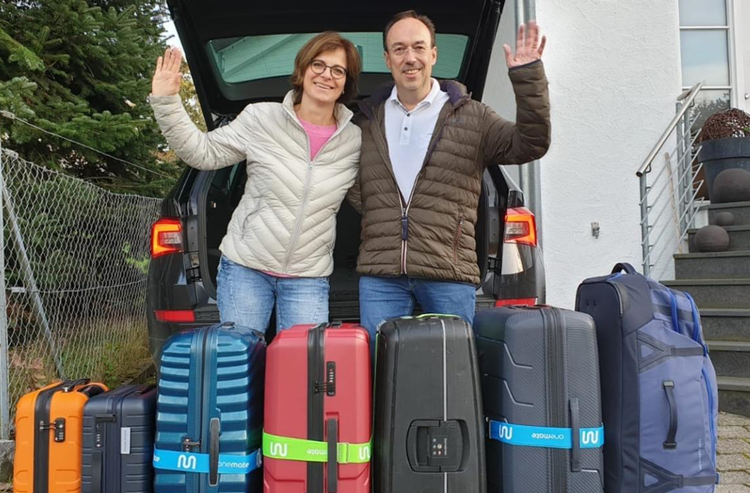 Ein Bild, das Person, draußen, Kleidung, Gepäck und Koffer enthält. KI-generierte Inhalte können fehlerhaft sein.