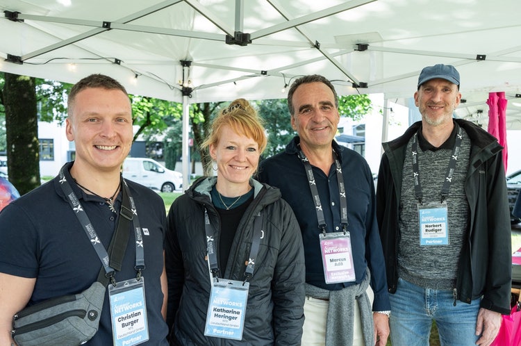 Ein Bild, das Kleidung, Person, Menschliches Gesicht, Mann enthält. KI-generierte Inhalte können fehlerhaft sein.