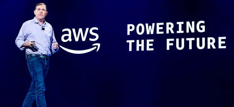 Ein Bild, das Kleidung, Person, Hose, stehend enthält. KI-generierte Inhalte können fehlerhaft sein.