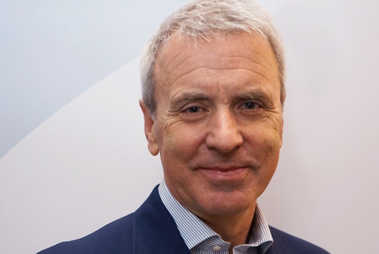 Ein Bild, das Menschliches Gesicht, Person, Kleidung, Vorderkopf enthält. KI-generierte Inhalte können fehlerhaft sein.