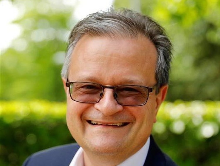 Ein Bild, das Menschliches Gesicht, Person, Lächeln, Kleidung enthält. KI-generierte Inhalte können fehlerhaft sein.