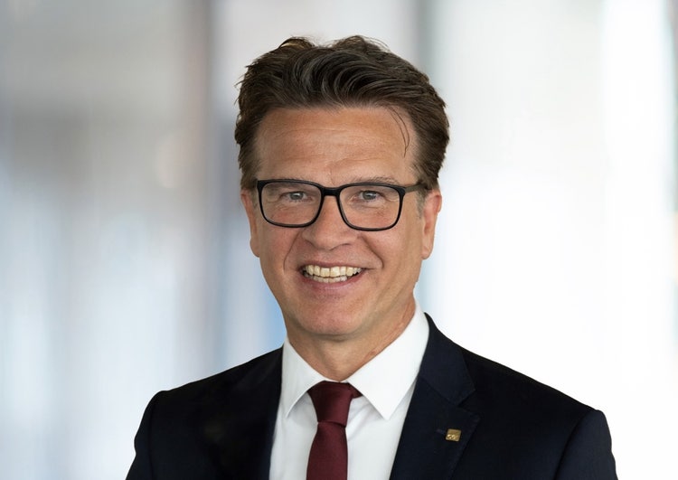 Ein Bild, das Menschliches Gesicht, Person, Kleidung, Lächeln enthält. KI-generierte Inhalte können fehlerhaft sein.