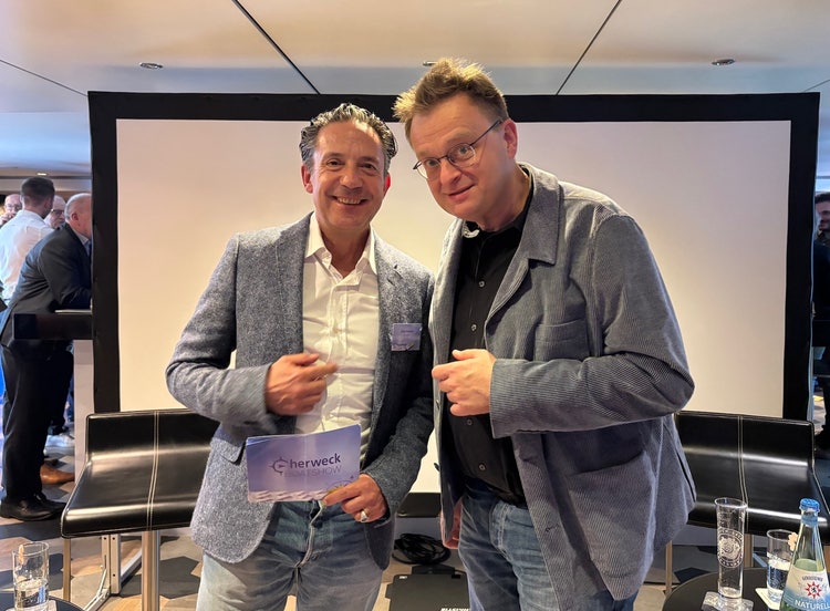 Ein Bild, das Kleidung, Person, Im Haus, Wand enthält. KI-generierte Inhalte können fehlerhaft sein.