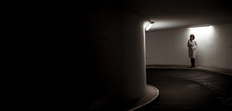 Ein Bild, das Schwarzweiß, Wand, Schwarz, Beleuchtung enthält. KI-generierte Inhalte können fehlerhaft sein.