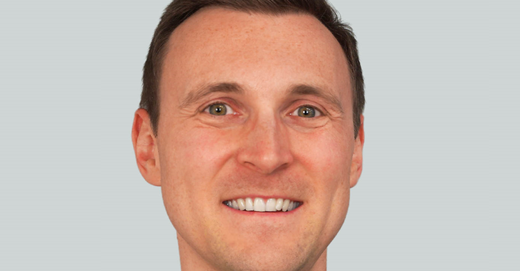 Ein Bild, das Menschliches Gesicht, Lächeln, Mann, Vorderkopf enthält. KI-generierte Inhalte können fehlerhaft sein.