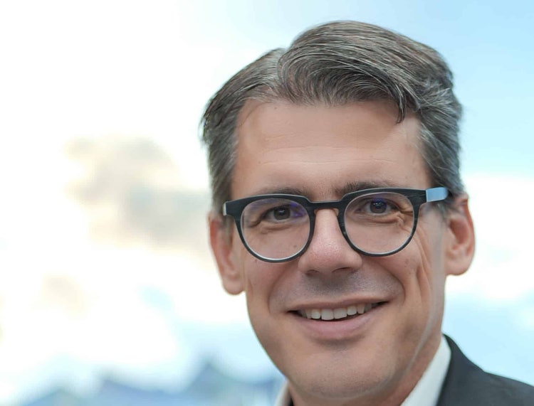 Ein Bild, das Menschliches Gesicht, Person, Lächeln, Himmel enthält. KI-generierte Inhalte können fehlerhaft sein.