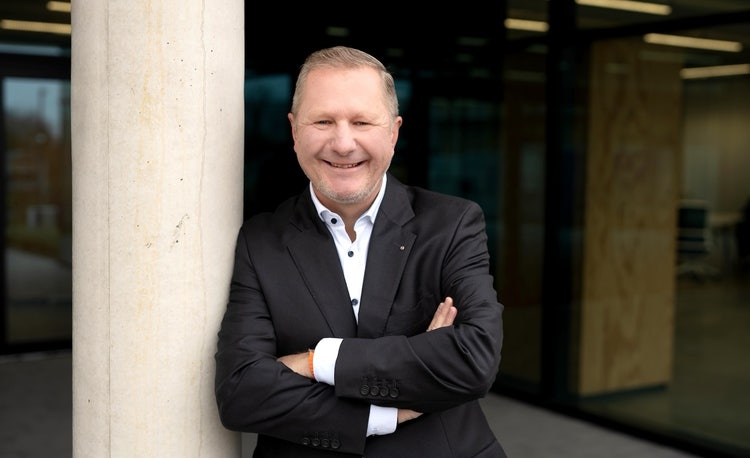 Ein Bild, das Kleidung, Person, Menschliches Gesicht, Mann enthält. KI-generierte Inhalte können fehlerhaft sein.