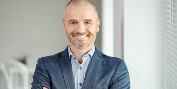 Ein Bild, das Person, Menschliches Gesicht, Kleidung, Lächeln enthält. KI-generierte Inhalte können fehlerhaft sein.