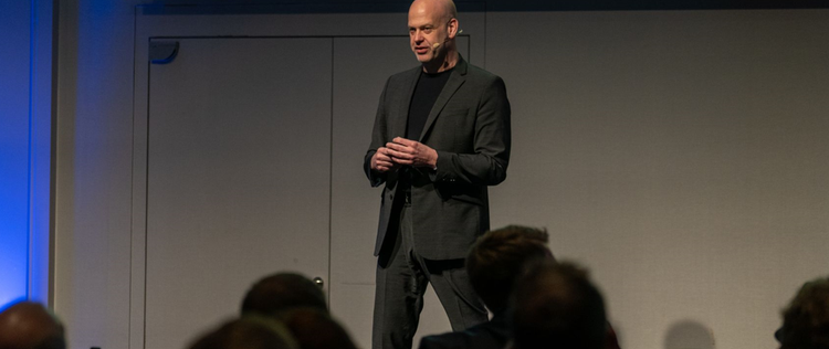 Ein Bild, das Kleidung, Menschliches Gesicht, Mann, Person enthält. KI-generierte Inhalte können fehlerhaft sein.
