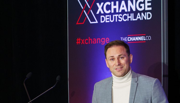 Ein Bild, das Menschliches Gesicht, Kleidung, Text, Person enthält. KI-generierte Inhalte können fehlerhaft sein.