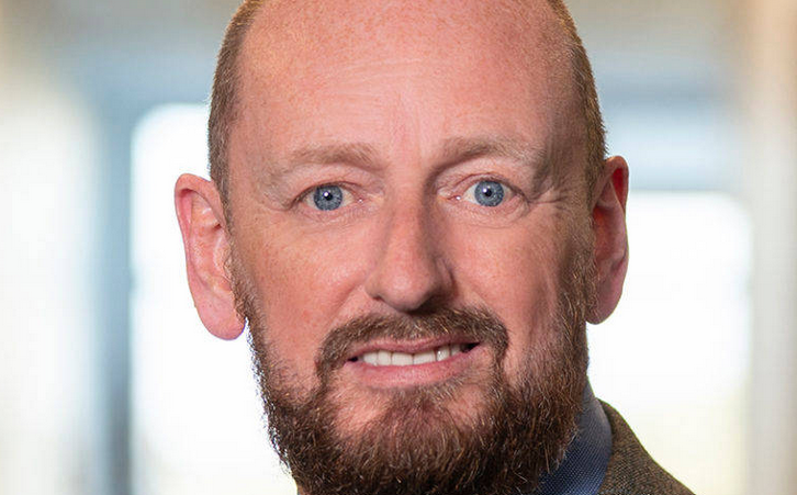 Ein Bild, das Menschliches Gesicht, Person, Bart, Gesichtsbehaarung enthält. KI-generierte Inhalte können fehlerhaft sein.