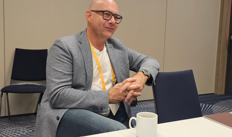 Ein Bild, das Person, Kleidung, Im Haus, Menschliches Gesicht enthält. KI-generierte Inhalte können fehlerhaft sein.