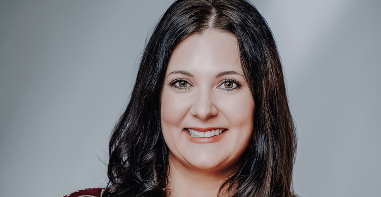 Ein Bild, das Menschliches Gesicht, Lächeln, Person, Porträt enthält. KI-generierte Inhalte können fehlerhaft sein.