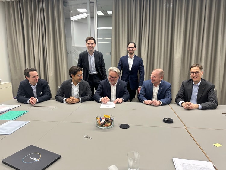 Ein Bild, das Kleidung, Im Haus, Person, Mann enthält. KI-generierte Inhalte können fehlerhaft sein.