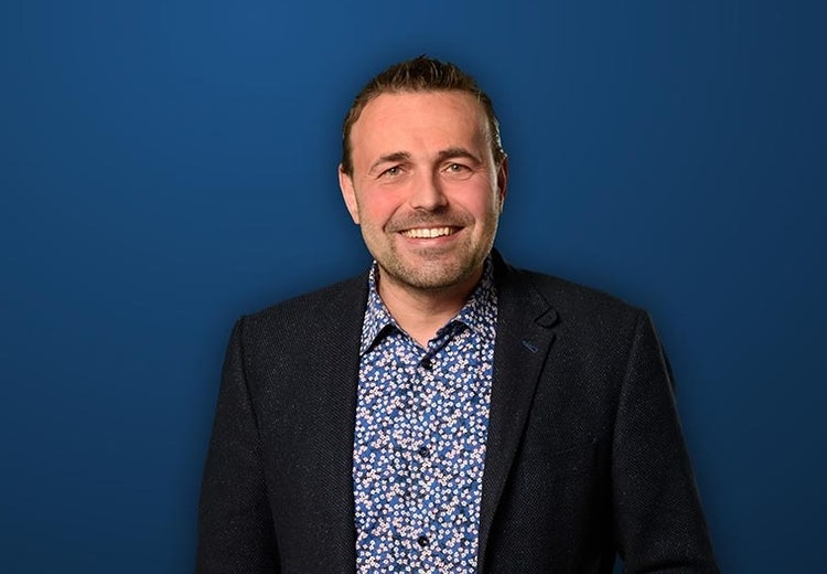 Ein Bild, das Menschliches Gesicht, Kleidung, Person, Shirt enthält. KI-generierte Inhalte können fehlerhaft sein.
