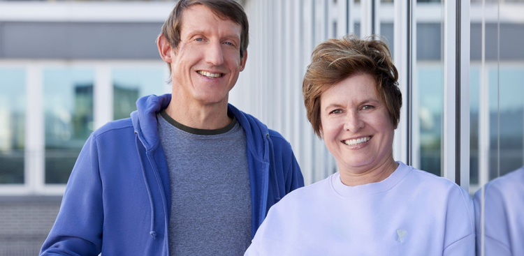 Ein Bild, das Person, Menschliches Gesicht, Kleidung, Lächeln enthält. KI-generierte Inhalte können fehlerhaft sein.