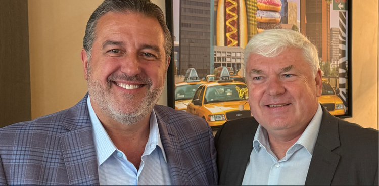 Ein Bild, das Menschliches Gesicht, Person, Kleidung, Lächeln enthält. KI-generierte Inhalte können fehlerhaft sein.