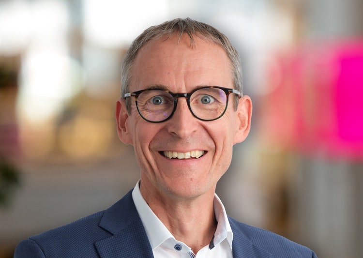 Ein Bild, das Menschliches Gesicht, Person, Lächeln, Kleidung enthält. KI-generierte Inhalte können fehlerhaft sein.