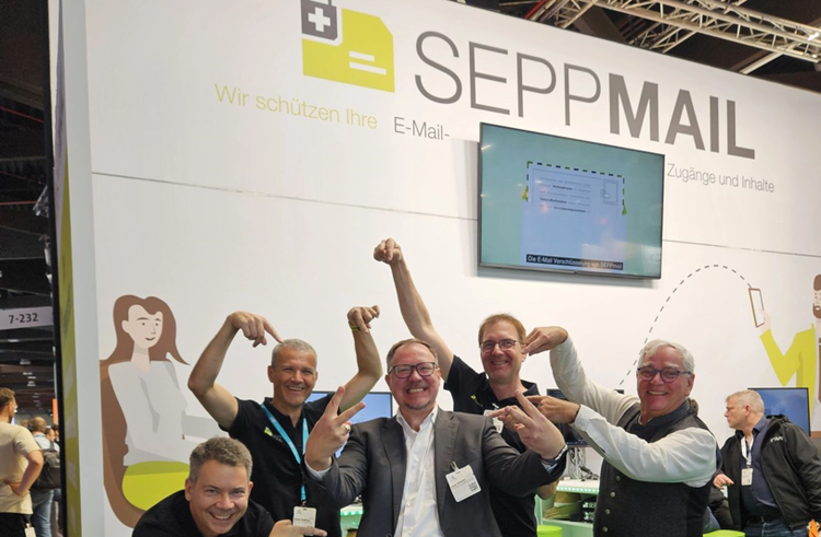 Ein Bild, das Mann, Kleidung, Menschliches Gesicht, Person enthält. KI-generierte Inhalte können fehlerhaft sein.