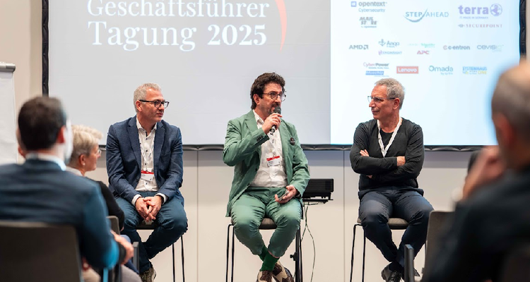 Ein Bild, das Kleidung, Mann, Person, Anzug enthält. KI-generierte Inhalte können fehlerhaft sein.