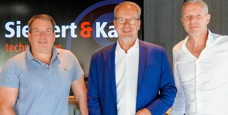 Ein Bild, das Kleidung, Person, Menschliches Gesicht, Lächeln enthält. KI-generierte Inhalte können fehlerhaft sein.