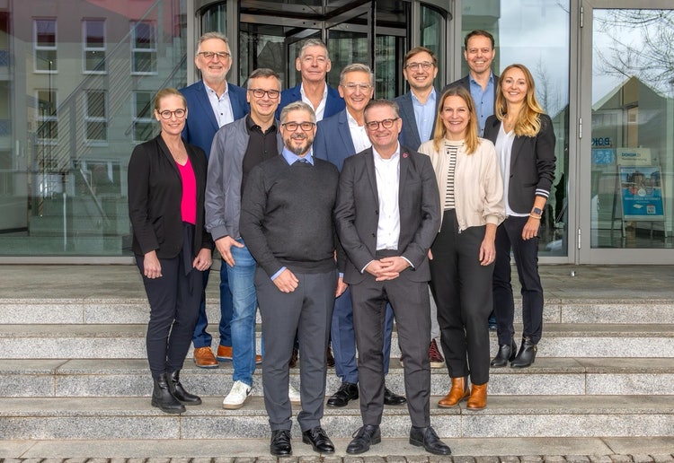 Ein Bild, das Kleidung, Person, Lächeln, Schuhwerk enthält. KI-generierte Inhalte können fehlerhaft sein.