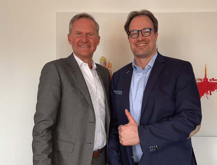 Ein Bild, das Person, Kleidung, Wand, Menschliches Gesicht enthält. KI-generierte Inhalte können fehlerhaft sein.