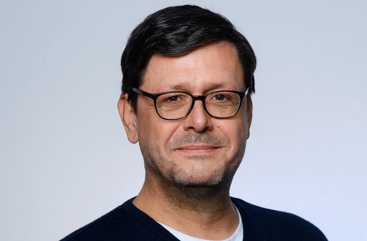 Ein Bild, das Menschliches Gesicht, Person, Kinn, Vorderkopf enthält. KI-generierte Inhalte können fehlerhaft sein.