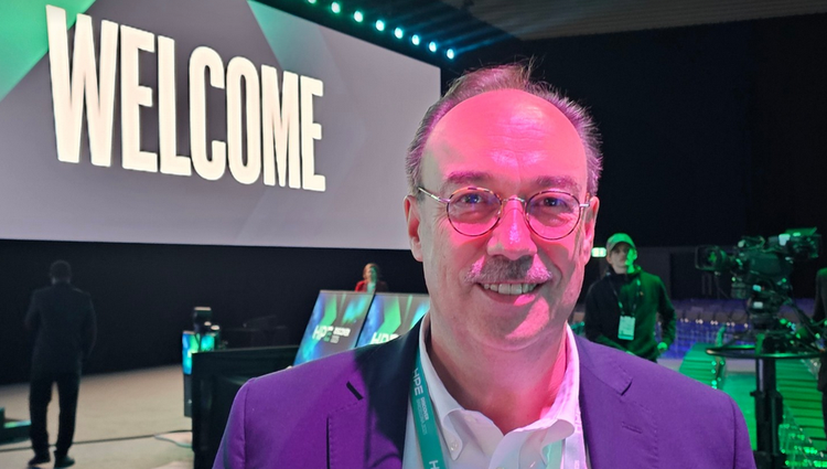 Ein Bild, das Person, Menschliches Gesicht, Kleidung, Mann enthält. KI-generierte Inhalte können fehlerhaft sein.