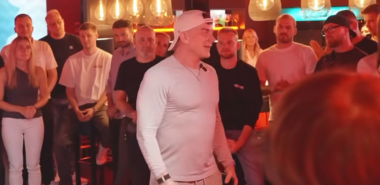 Ein Bild, das Kleidung, Person, Mann, Menschliches Gesicht enthält. KI-generierte Inhalte können fehlerhaft sein.