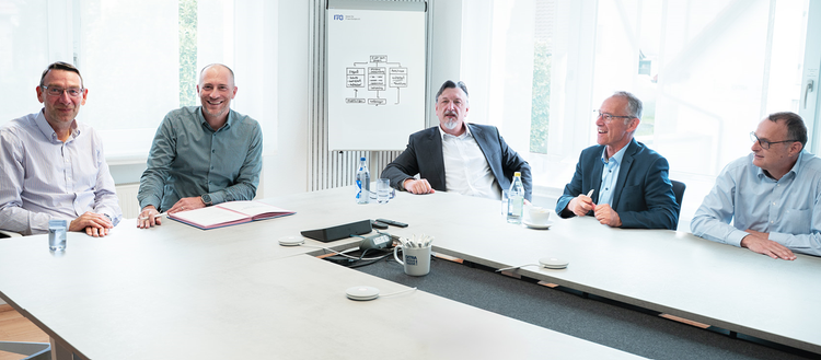 Ein Bild, das Kleidung, Person, Im Haus, Bürogebäude enthält. KI-generierte Inhalte können fehlerhaft sein.