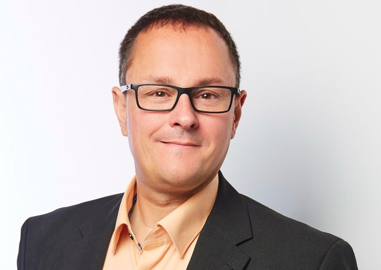 Ein Bild, das Menschliches Gesicht, Person, Kinn, Vorderkopf enthält. KI-generierte Inhalte können fehlerhaft sein.