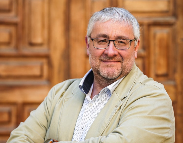 Ein Bild, das Menschliches Gesicht, Kleidung, Person, Mann enthält. KI-generierte Inhalte können fehlerhaft sein.