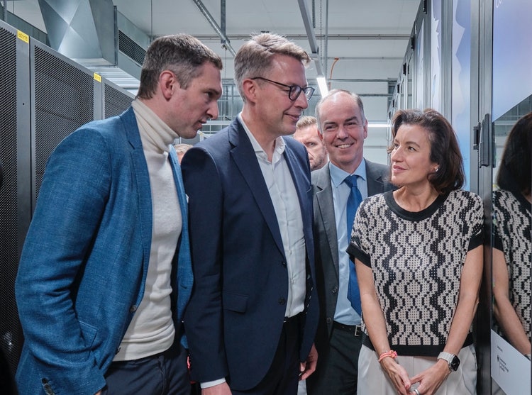 Ein Bild, das Kleidung, Menschliches Gesicht, Person, Mann enthält. KI-generierte Inhalte können fehlerhaft sein.