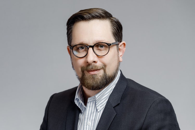 Ein Bild, das Menschliches Gesicht, Person, Kleidung, Mann enthält. KI-generierte Inhalte können fehlerhaft sein.