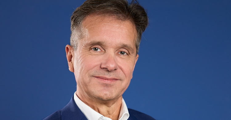 Ein Bild, das Menschliches Gesicht, Person, Himmel, Kleidung enthält. KI-generierte Inhalte können fehlerhaft sein.