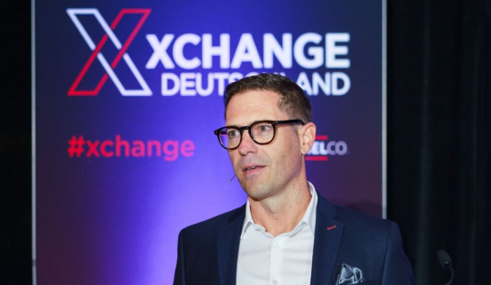 Ein Bild, das Menschliches Gesicht, Kleidung, Person, Brille enthält. KI-generierte Inhalte können fehlerhaft sein.