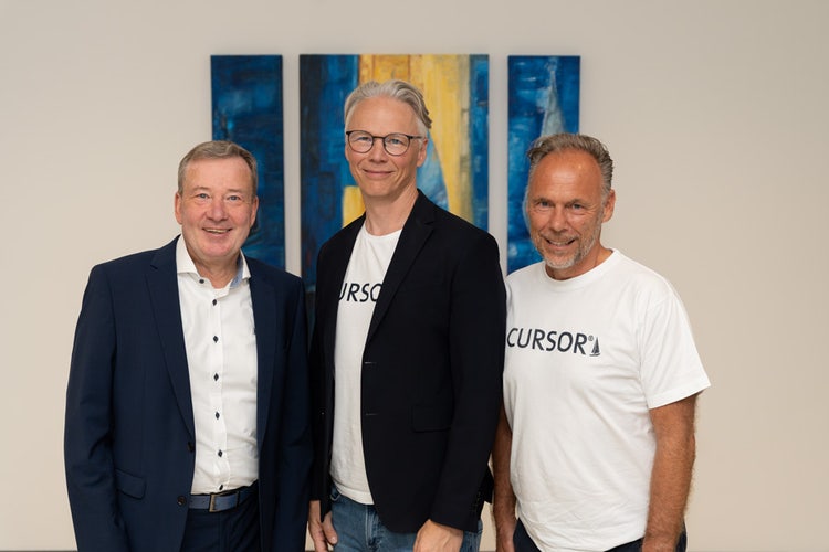 Ein Bild, das Kleidung, Person, Menschliches Gesicht, Wand enthält. KI-generierte Inhalte können fehlerhaft sein.