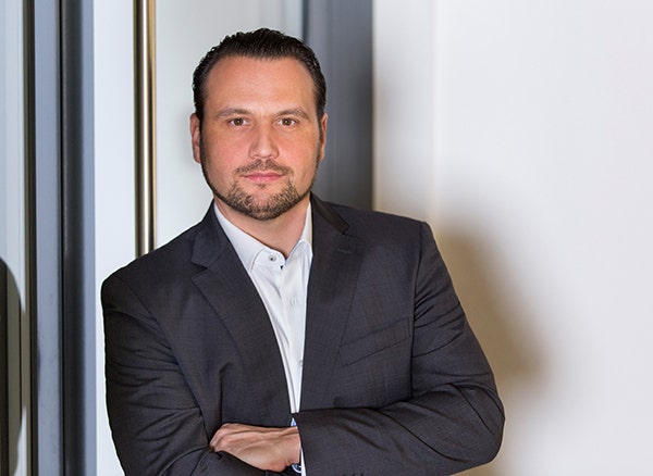 Ein Bild, das Person, Kleidung, Menschliches Gesicht, Mann enthält. KI-generierte Inhalte können fehlerhaft sein.