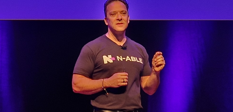 Ein Bild, das Person, Kleidung, Menschliches Gesicht, Mann enthält. KI-generierte Inhalte können fehlerhaft sein.