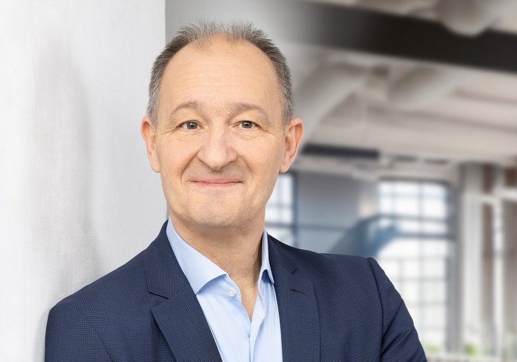 Ein Bild, das Menschliches Gesicht, Person, Lächeln, Kleidung enthält. KI-generierte Inhalte können fehlerhaft sein.