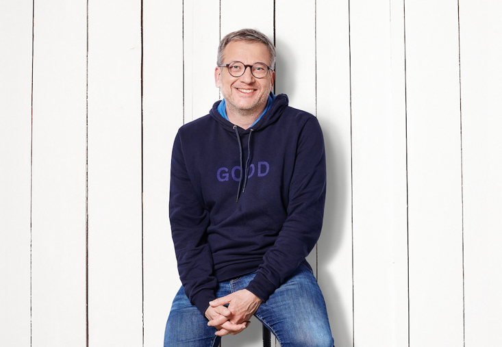 Ein Bild, das Kleidung, Person, Menschliches Gesicht, Jeans enthält. KI-generierte Inhalte können fehlerhaft sein.