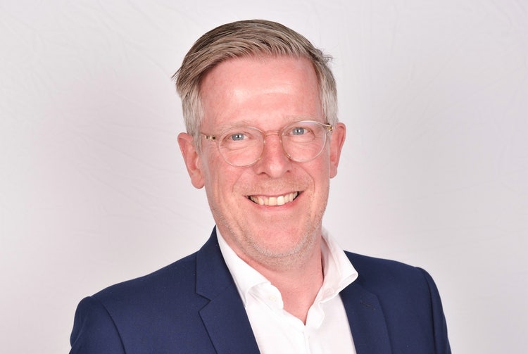 Ein Bild, das Menschliches Gesicht, Person, Lächeln, Kleidung enthält. KI-generierte Inhalte können fehlerhaft sein.
