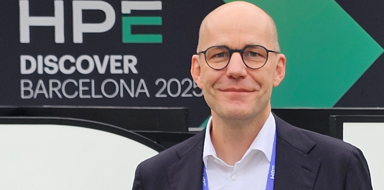 Ein Bild, das Menschliches Gesicht, Kleidung, Person, Brille enthält. KI-generierte Inhalte können fehlerhaft sein.