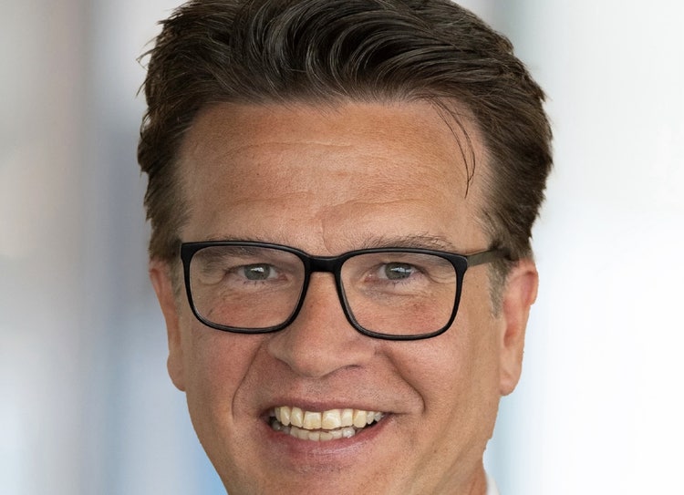 Ein Bild, das Menschliches Gesicht, Lächeln, Person, Vorderkopf enthält. KI-generierte Inhalte können fehlerhaft sein.