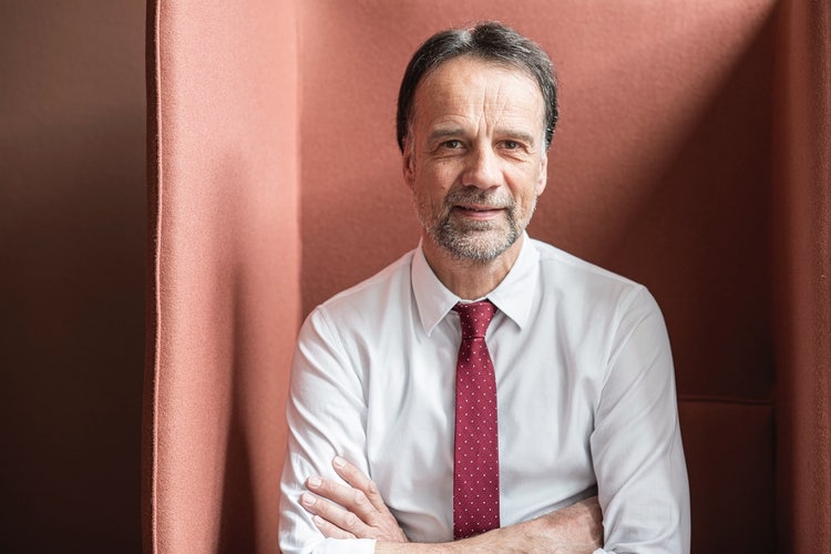 Ein Bild, das Menschliches Gesicht, Person, Kleidung, Krawatte enthält. KI-generierte Inhalte können fehlerhaft sein.